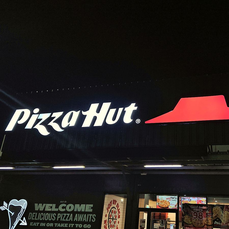 ผลงานป้าย Pizza Hut บน facade ยามค่ำคืน