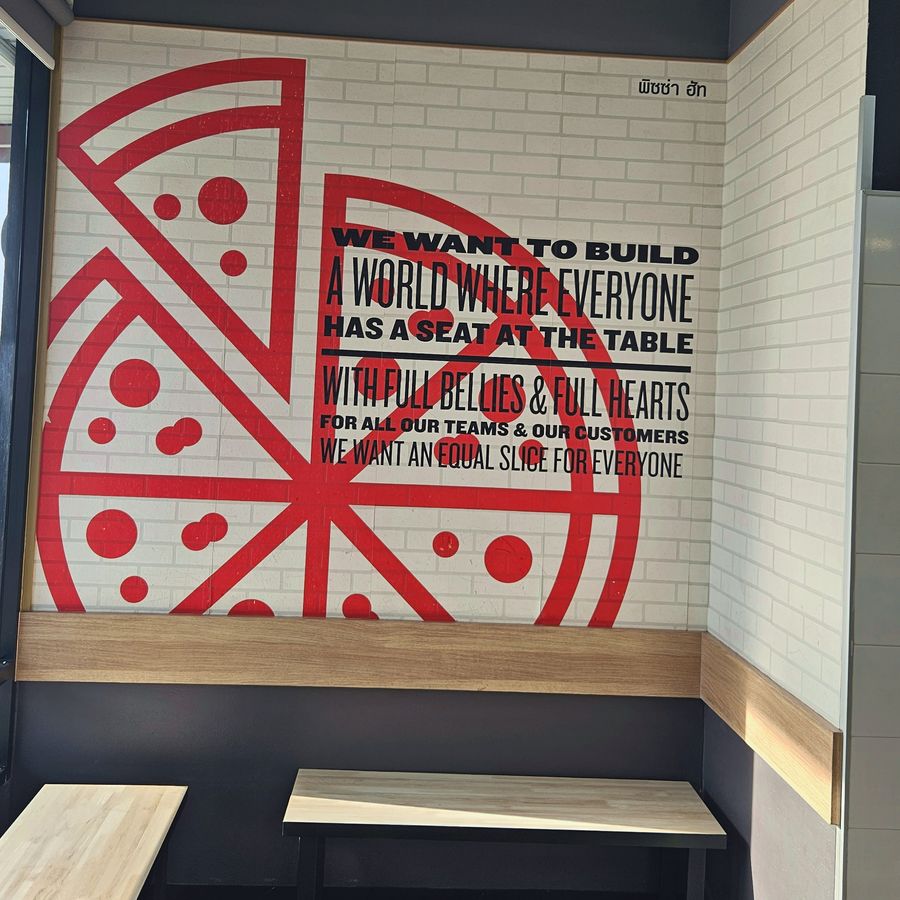 ผลงานกราฟิกผนังและตัวอักษรตกแต่งภายในร้าน Pizza Hut
