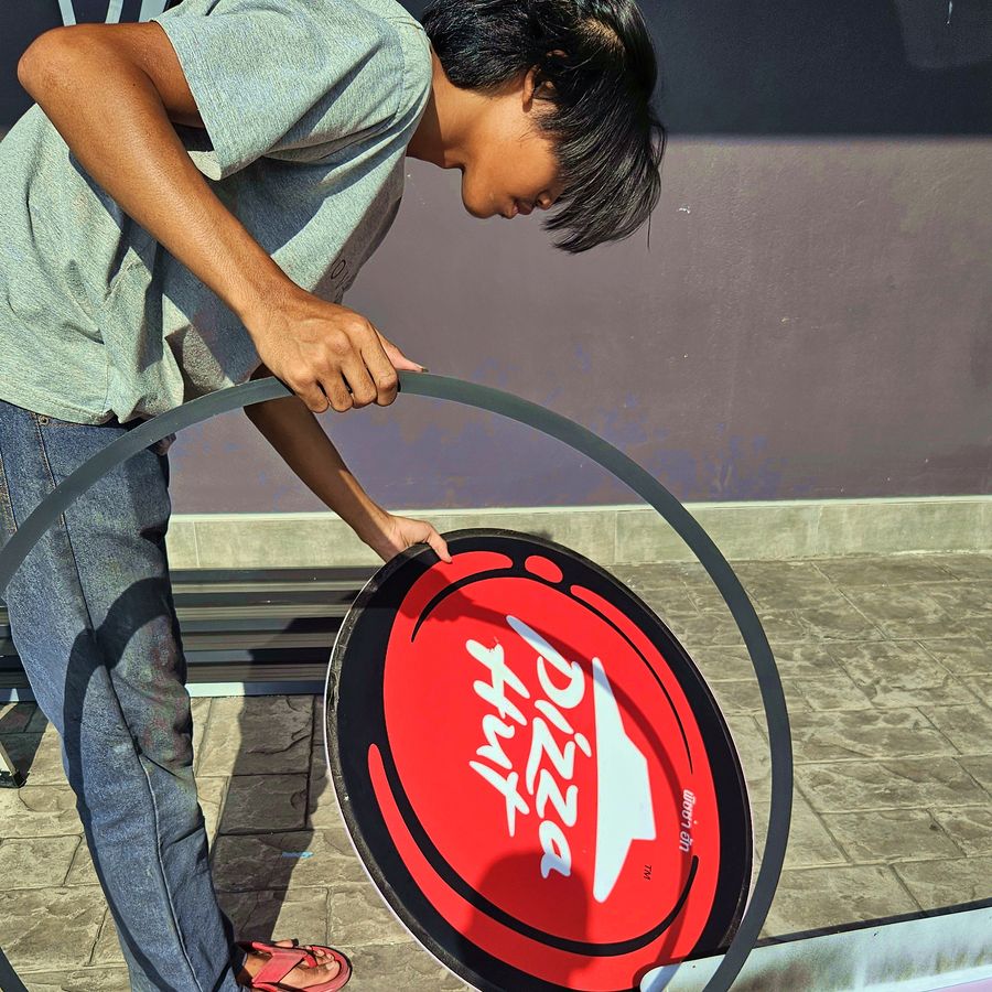 ทีมงานประกอบและเก็บรายละเอียดป้าย Pizza Hut