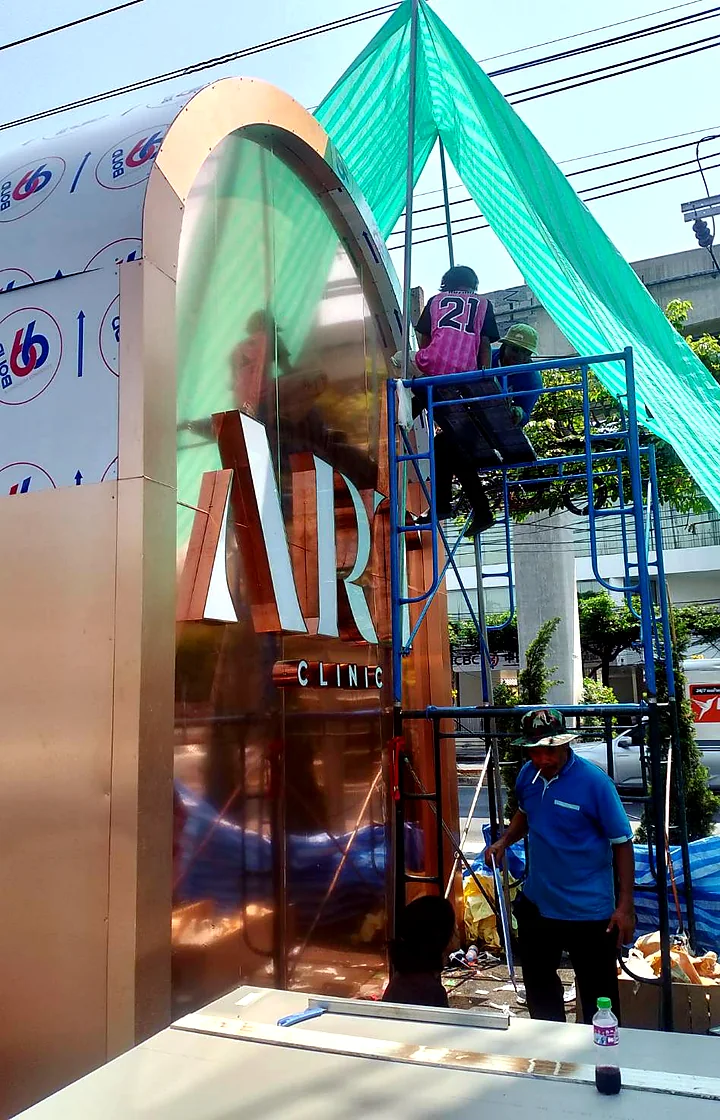 ทีมงานติดตั้งงาน facade และป้ายหน้าร้านหน้างานจริง
